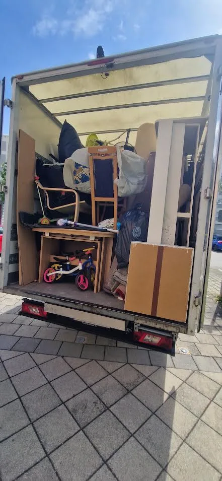 Voll beladener Umzugswagen mit Möbeln und Kartons