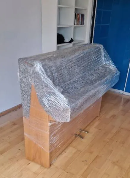 Sofa fachgerecht in Folie verpackt vor dem Transport