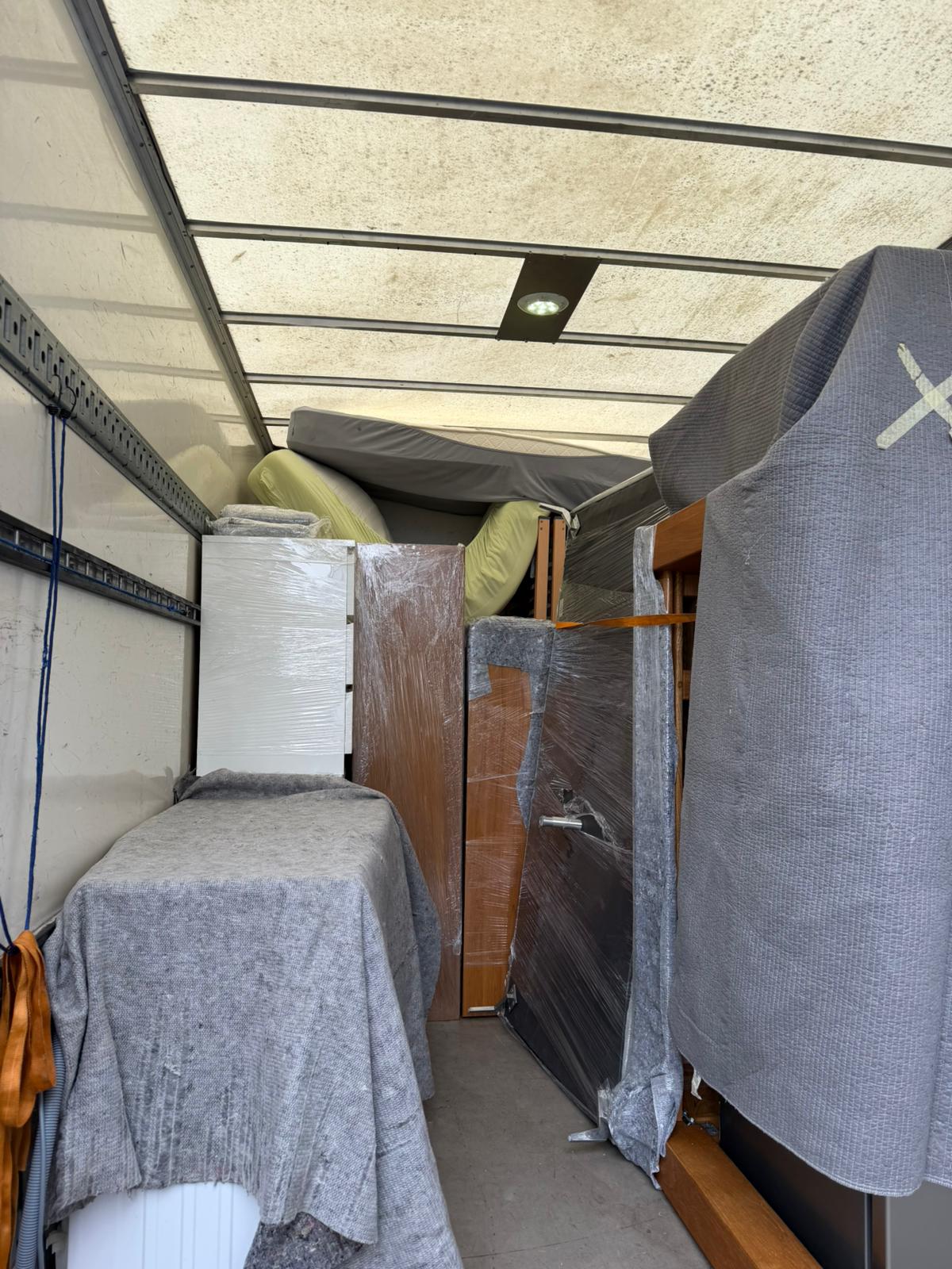 Möbeltransport — Schrank und Hausrat sicher verpackt im Umzugswagen
