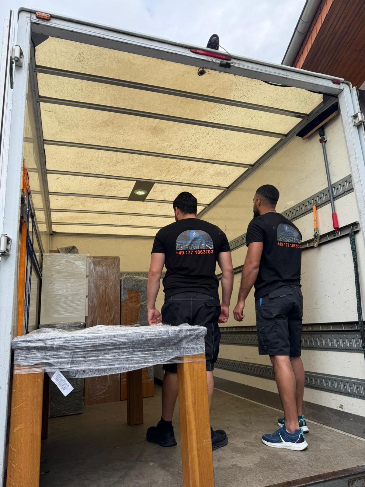 Blitz-Team beim Beladen des Umzugswagens mit verpacktem Mobiliar